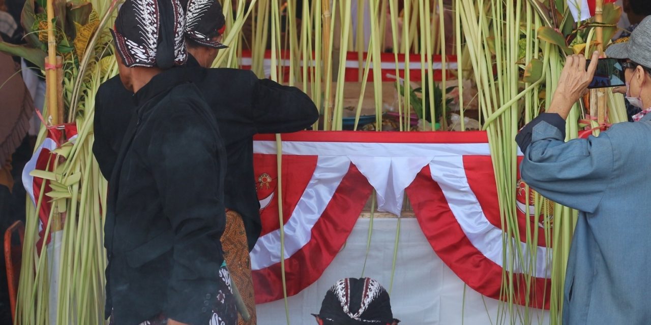 SH Terate Cabang Tulungagung Ikut Andil Dalam Acara Tradisi Labuh Laut. – TERATEAGUNG.OR.ID
